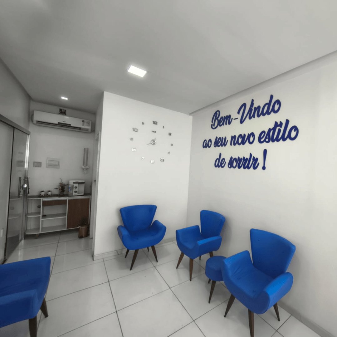 A recepção da OrtoDoctor São José: poltronas azuis e, na parede, o letreiro Bem-vindo ao seu novo estilo de sorrir