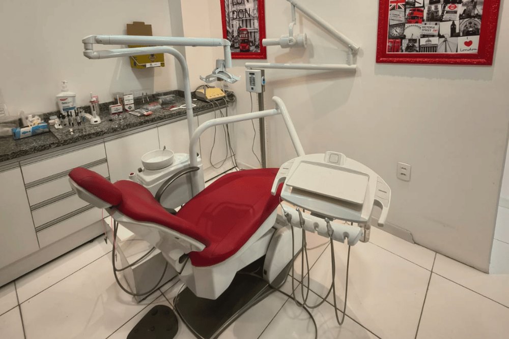 O outro consultório, com a cadeira odontológica e os quadros na parede — OrtoDoctor São José, dentista no São José Operário, Manaus