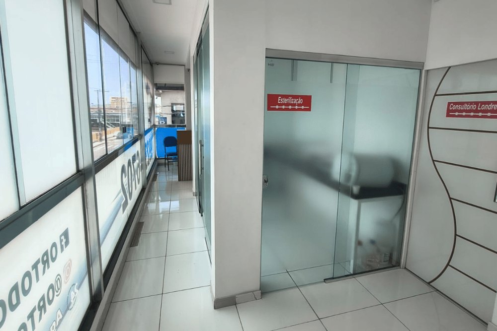 O corredor, com as janelas adesivadas e as salas de atendimento — OrtoDoctor São José, dentista no São José Operário, Manaus