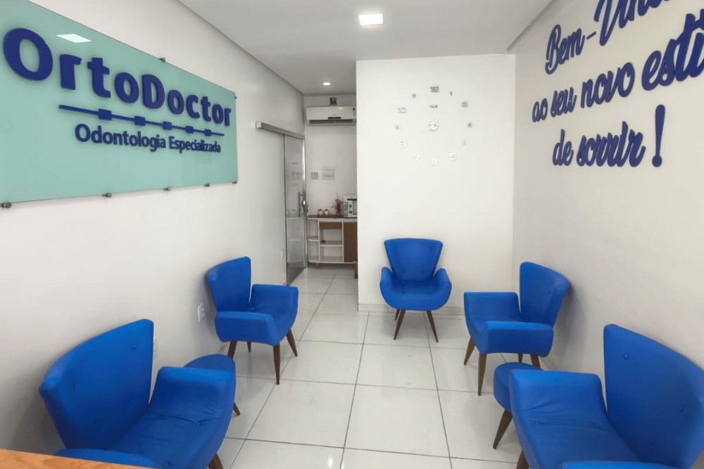 A recepção, com as poltronas azuis e o letreiro de boas-vindas — OrtoDoctor São José, dentista no São José Operário, Manaus